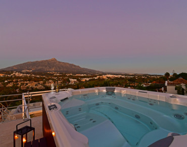 Villa for sale in Nueva Andalucia - MPV5895