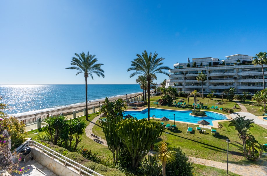 EXCEPTIONAL BEACHFRONT APARTMENT WITH PANORAMIC SEA VIEWS 