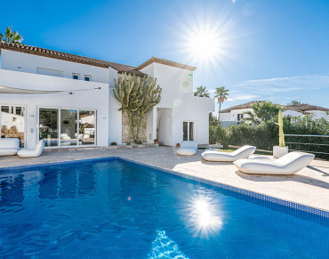Villa for sale in Nueva Andalucia - W-02WJ50