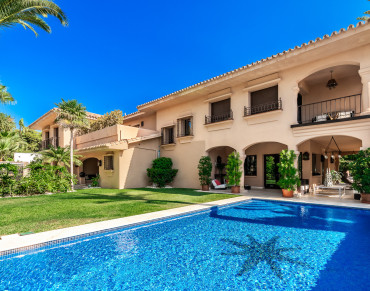 Villa for sale in Los Monteros - W-046D5R