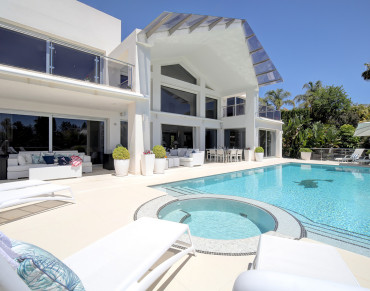 Villa for sale in Nueva Andalucia, Los Naranjos Golf, Marbella - 1825