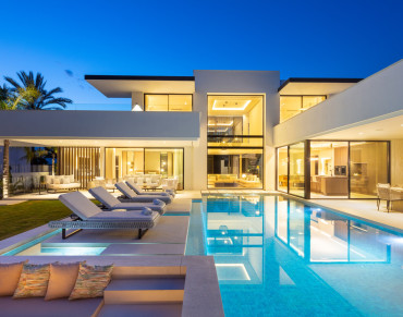 Villa for sale in Nueva Andalucia, Las Brisas, Marbella - SV2267