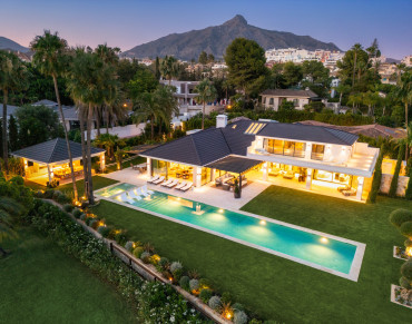 Villa for sale in Nueva Andalucia, Las Brisas, Marbella - SV1909