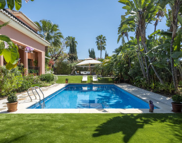 Villa for sale in Marbella Golden Mile, Altos de Puente Romano, Marbella - R112-07711