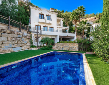 Villa for sale in Benahavis Centro, Benahavis - W-02QF6V