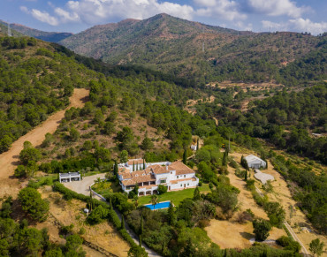 Villa for sale in Estepona East - R112-07791