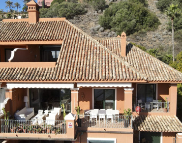 Spacious 3-bedroom penthouse with panoramic sea views for sale in Benahavis