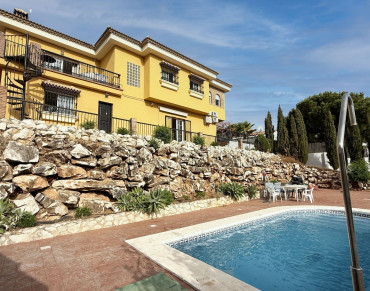 Villa for sale in Alhaurin de la Torre - V5144791