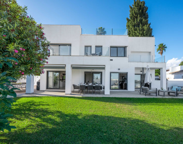 Villa for sale in Nueva Andalucia - LS50166