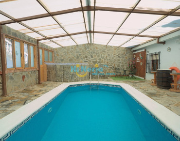 Villa for sale in Sayalonga - HI2158