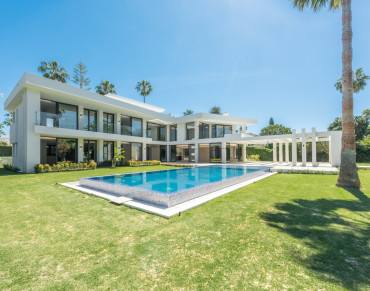 Villa for sale in Sotogrande Costa, Reyes y Reinas, Sotogrande - NP1616