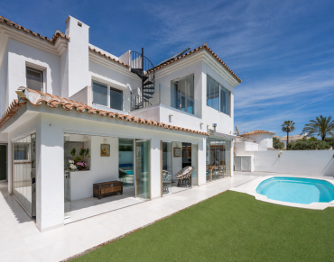Villa for sale in Estepona East - LS50198