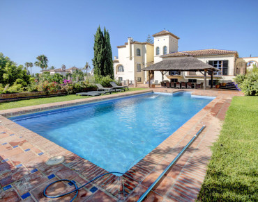 Villa for sale in Estepona East - TMRV11227