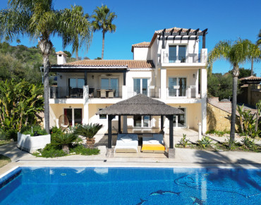 Villa for sale in Estepona East - TMRV11398