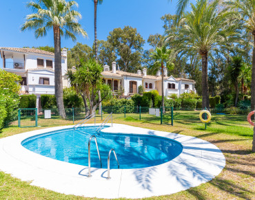House for sale in Estepona East, Laguna Beach, Estepona - TMRT11619
