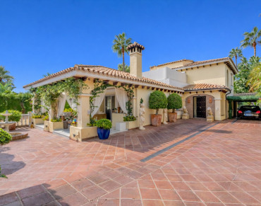 Villa for sale in Nueva Andalucia, Las Brisas, Marbella - R112-07806