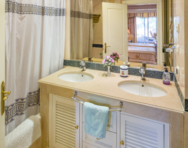 Apartment for sale in Marbella Golden Mile - KSSIR-27946P