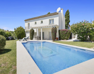 Villa for sale in Estepona West - TMRV11338