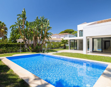 Villa for sale in San Pedro de Alcantara - R5119894