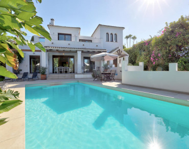Elegant Partially Refurbished 5-Bedroom Villa with Private Pool for sale in Urbanización el Rosario