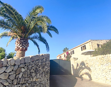 Premium Off-Grid Finca with Panoramic Views & Turnkey Management near Sineu