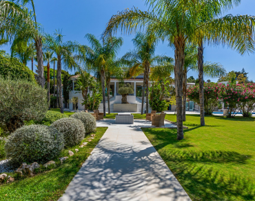 Villa for sale in Estepona East - 326104