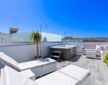 Villa for sale in Estepona Centro, Estepona - CRK202