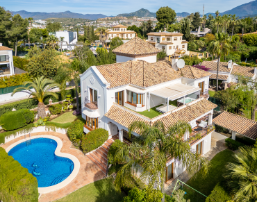Villa for sale in Estepona East - 325804