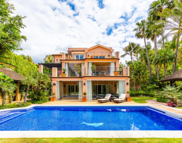 Villa for sale in Marbella East, El Rosario, Marbella - ST6304