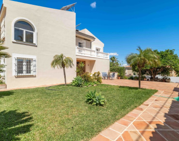 Villa for sale in Alhaurin de la Torre - AOM0101