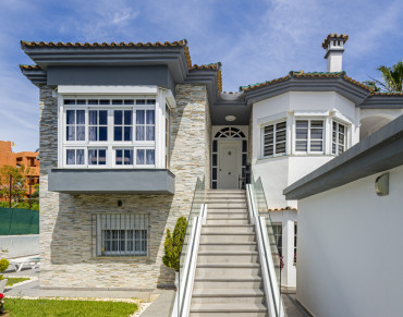 Villa for sale in Estepona West - KSSIR-27957P