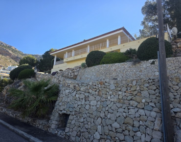 Spacious one-story villa with panoramic sea views