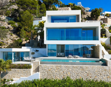 Impressive villa with sea views + plot with guaranteed expansion potential – Mascarat Hills
