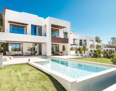 Villa for sale in Marbella Golden Mile - W-02ROBD