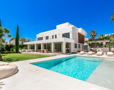 Villa for sale in Nueva Andalucia - W-02XRCP