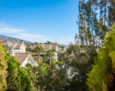Apartment for sale in Marbella Golden Mile - BHHSMAR-05658