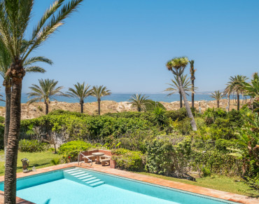 Villa for sale in Marbella East - KRE17743