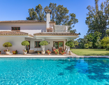 Villa for sale in Estepona East - 885-00540P