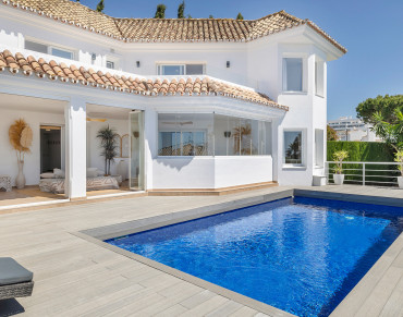 Villa for sale in Estepona West - TMRV11401
