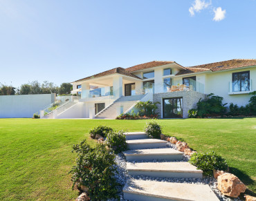 Villa for sale in San Pedro de Alcantara - SH3-R1