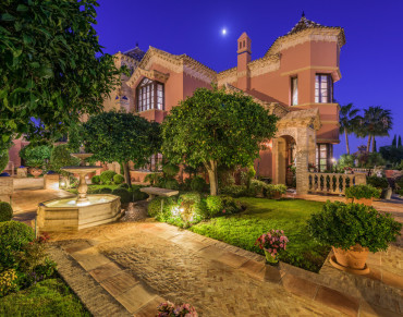 Villa for sale in Marbella Golden Mile - W-02ARFO