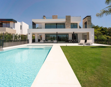 Villa for sale in Nueva Andalucia - W-046CLK