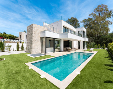 Villa for sale in Estepona East - HRB-01583P