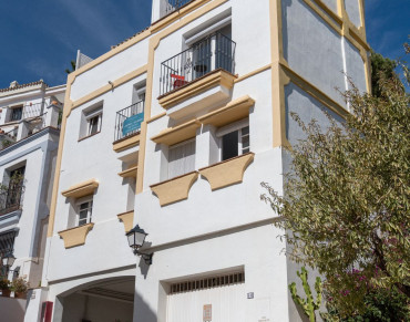 Welcome to this beautiful 3-bedroom townhouse for sale in La Heredia