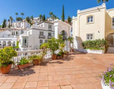 Welcome to this delightful two-story Mediterranean-style townhouse, nestled within the prestigious and award-winning community of La Heredia for sale in La Heredia