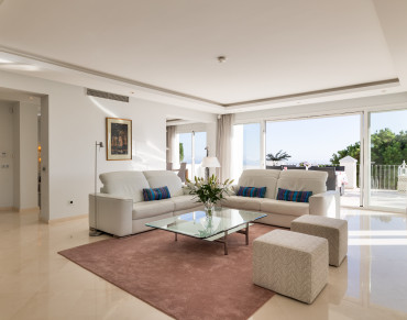 Welcome to this exceptional 3-bedroom duplex apartment for sale in La Heredia