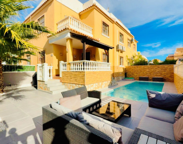 Villa for sale in Doña Pepa - EE12513