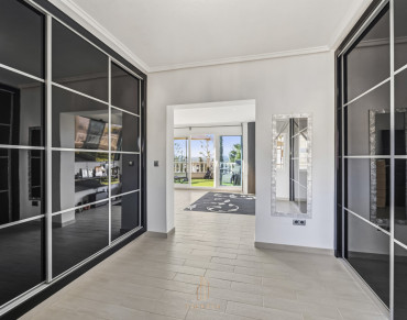 Villa for sale in Gran Alacant - EE11736