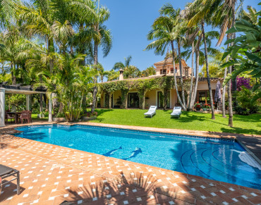 Villa for sale in Nueva Andalucia - R112-06327