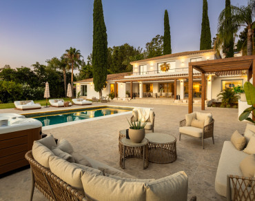Villa for sale in Estepona East - HRB-01660P